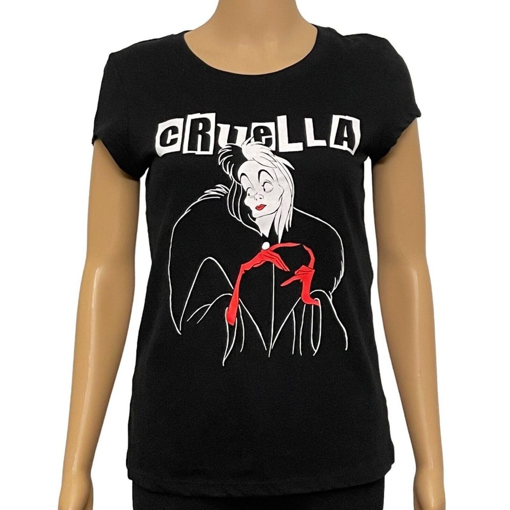 disney cruella shirt  size L  Black